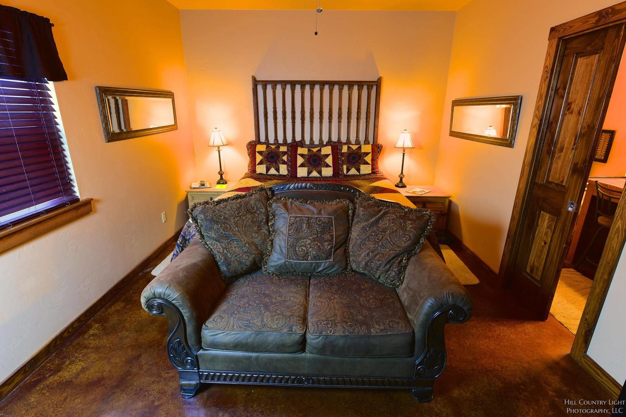 Lazy T Bed And Breakfast Фредериксберг Экстерьер фото