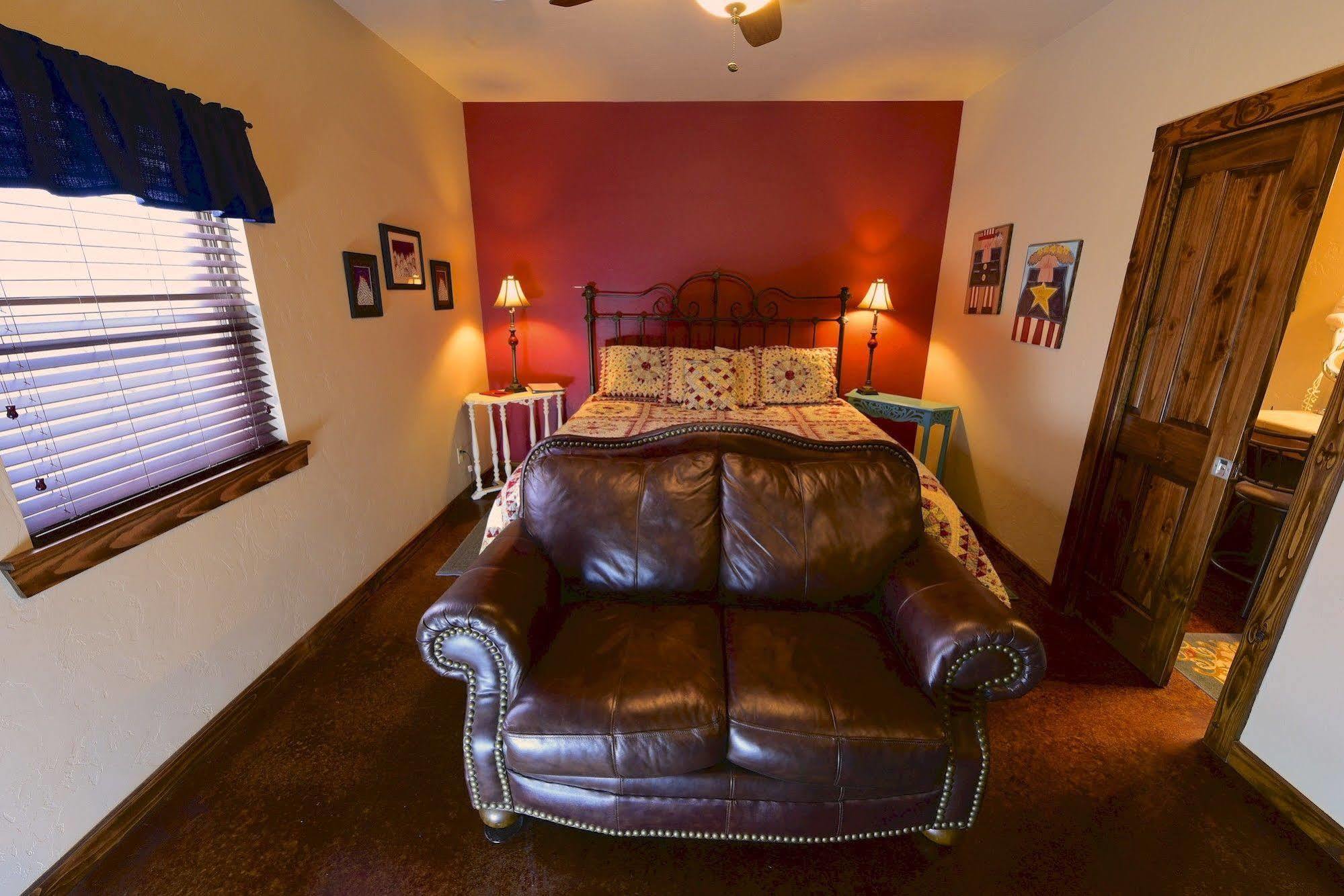 Lazy T Bed And Breakfast Фредериксберг Экстерьер фото