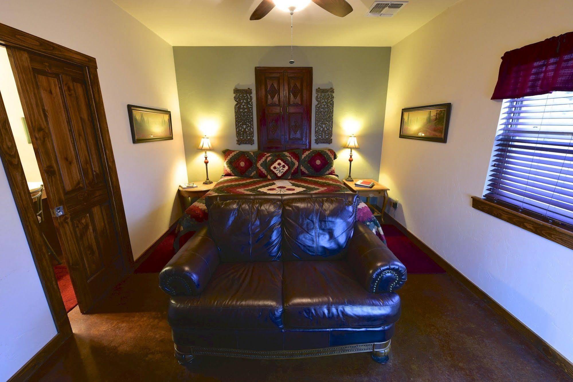 Lazy T Bed And Breakfast Фредериксберг Экстерьер фото